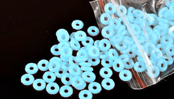 用戶怎么測量O形圈的尺寸大?。?/></p><p><strong>　　暗光測量和亮光測量是如今O形圈測量尺寸的方法：</strong></p><p>　　一、暗光測量，說簡單點(diǎn)，就是測量O形圈的影子，暗光測量需要使用到投影儀作為主要工具，具體檢測的內(nèi)容為外徑尺寸和內(nèi)徑尺寸，在進(jìn)行測量時，產(chǎn)品的上、下、左、右四個點(diǎn)都需要檢測出具體的直徑大小，下面就詳細(xì)介紹測量方法：</p><p>　　1、打開投影儀上，根據(jù)O形圈的大概大小，進(jìn)行鏡頭倍數(shù)大小的調(diào)試，直到鏡頭清晰為止</p><p>　　2、把坐標(biāo)擺放在o形圈邊沿上，投影儀的坐標(biāo)線需要進(jìn)行互相靠攏</p><p>　　3、投影儀上找到有標(biāo)注著圓的圖標(biāo)，并對把這個圖標(biāo)確定后，按下確認(rèn)鍵，這就表明已經(jīng)找到了一個點(diǎn)</p><p>　　4、接著把把坐標(biāo)移到第二個點(diǎn)上，坐標(biāo)線和產(chǎn)品邊沿進(jìn)行靠攏，然后按下確認(rèn)鍵，這就摘到了第二個點(diǎn)，以此類推，找出四個O形圈的點(diǎn)，就可以測量出內(nèi)徑和外徑的直徑</p><p>　　二、亮光測量，這種檢測方法檢測的就是O形圈本身，在檢測的時候需要使用的工具為光學(xué)影像測量儀，具體檢測方法和上面的暗光測量基本是相同的，這里就不在贅述，大家可以根據(jù)上面的介紹的方法來操作。<span style=